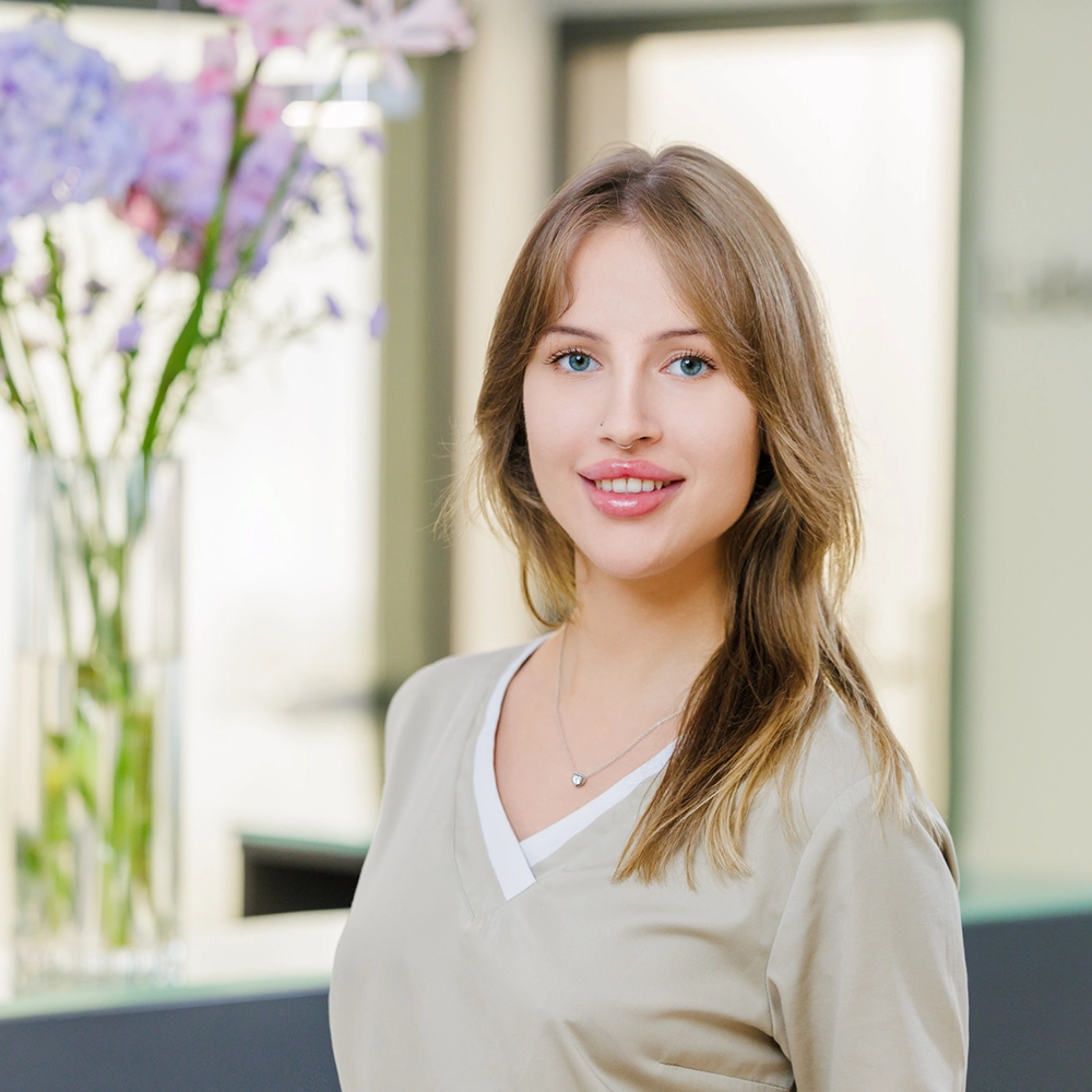 Auszubildende Hanna Zahnarztpraxis München Portrait der Auszubildenden Hanna im Empfangsbereich der Zahnarztpraxis München.