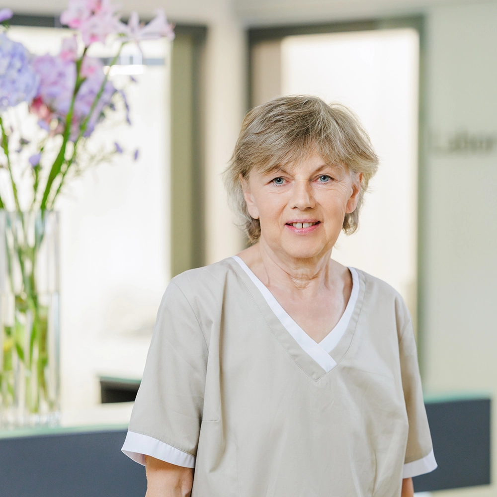 Renate Team Zahnarztpraxis München Portrait der erfahrenen Mitarbeiterin Renate in der Zahnarztpraxis München Innenstadt.